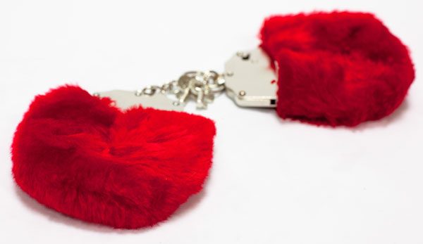 Меховые красные наручники Original Furry Cuffs - фото 4